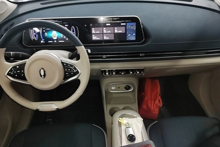 Used ORA Good Cat 2023 401 km Standard Range Luxury Version Lithium Iron Phosphate Center Console