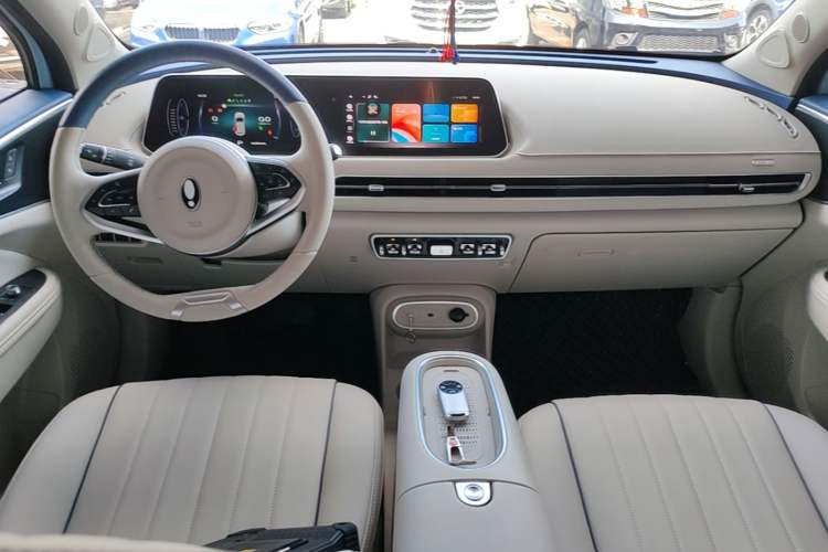 Used ORA Good Cat 2023 401 km Standard Range Luxury Version Lithium Iron Phosphate Center Console