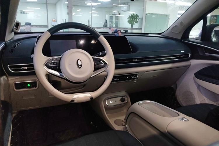 Used ORA Good Cat 2023 401 km Standard Range Premium Version Lithium Iron Phosphate Center Console