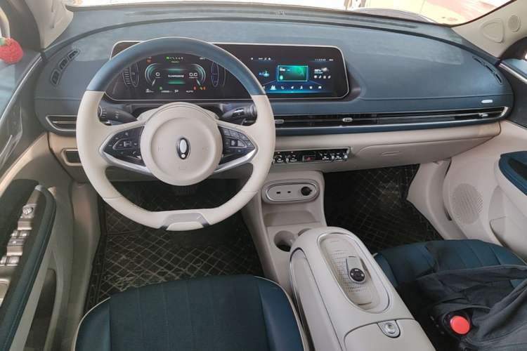 Used ORA Good Cat 2023 401 km Standard Range Luxury Version Lithium Iron Phosphate Center Console