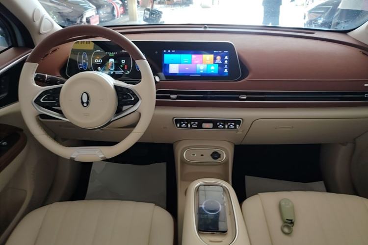 Used ORA Good Cat 2023 401 km Standard Range Luxury Version Lithium Iron Phosphate Center Console