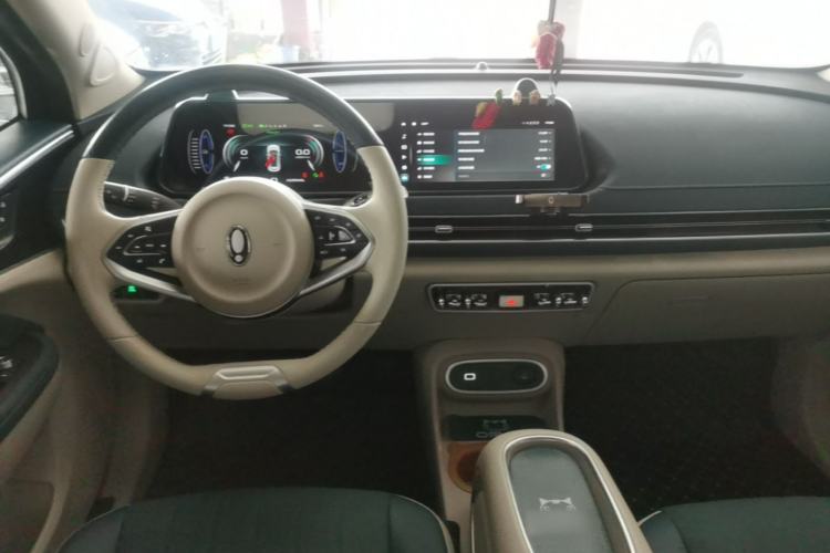 Used ORA Good Cat 2023 401 km Standard Range Luxury Version Lithium Iron Phosphate Center Console