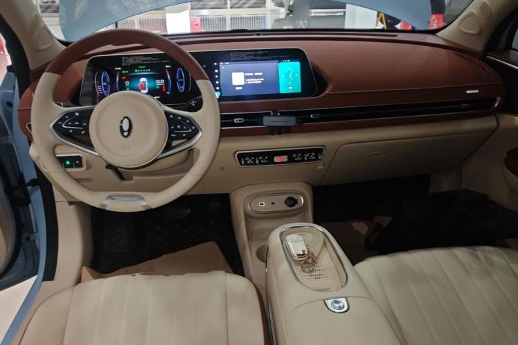 Used ORA Good Cat 2023 401 km Standard Range Luxury Version Lithium Iron Phosphate Center Console