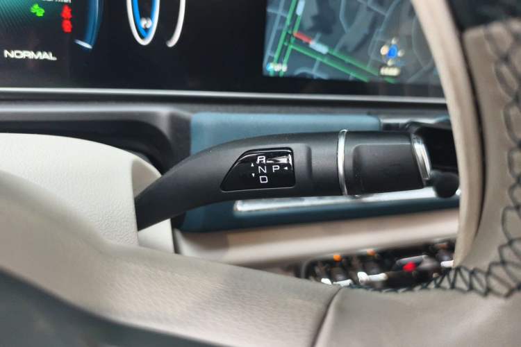 Used ORA Good Cat 2023 401 km Standard Range Luxury Version Lithium Iron Phosphate Gear Lever