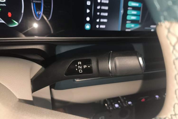 Used ORA Good Cat 2023 401 km Standard Range Luxury Version Lithium Iron Phosphate Gear Lever
