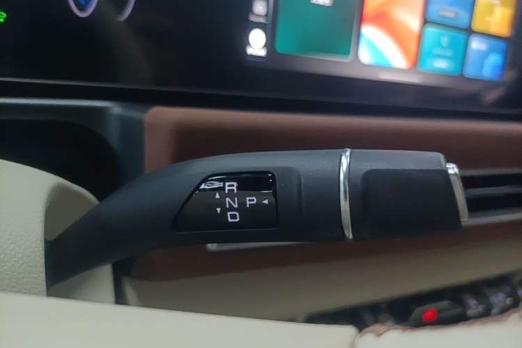 Used ORA Good Cat 2023 401 km Standard Range Premium Version Lithium Iron Phosphate Gear Lever