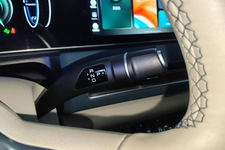 Used ORA Good Cat 2023 401 km Standard Range Premium Version Lithium Iron Phosphate Gear Lever