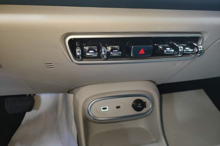 Used ORA Good Cat 2023 401 km Standard Range Comfort Version Lithium Iron Phosphate Gear Lever