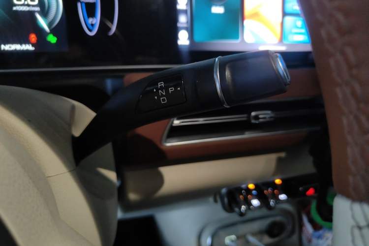 Used ORA Good Cat 2023 401 km Standard Range Luxury Version Lithium Iron Phosphate Gear Lever