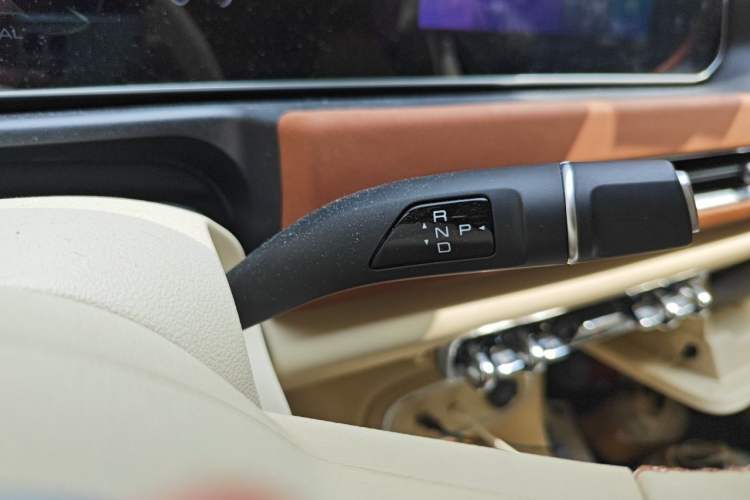 Used ORA Good Cat 2023 401 km Standard Range Prestige Version Lithium Iron Phosphate Gear Lever