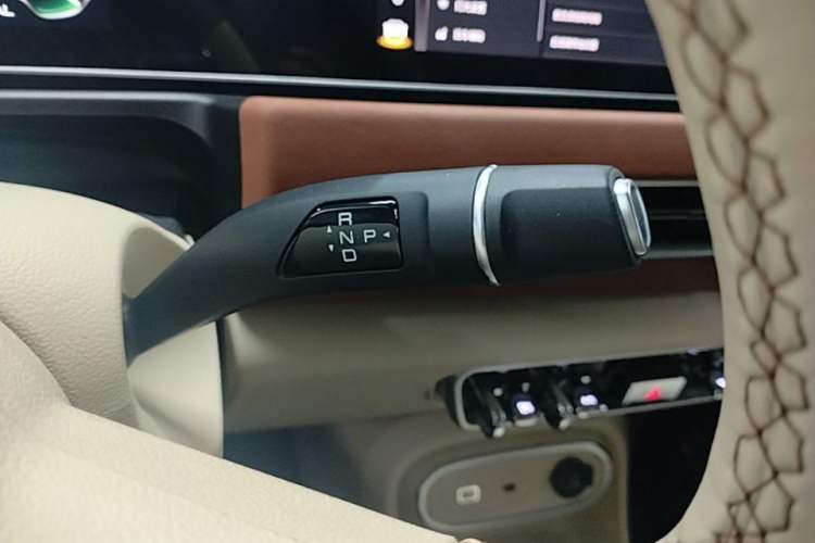 Used ORA Good Cat 2023 401 km Standard Range Premium Version Lithium Iron Phosphate Gear Lever
