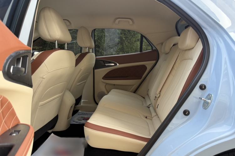 Used ORA Good Cat 2023 401 km Standard Range Luxury Version Lithium Iron Phosphate Interior 3