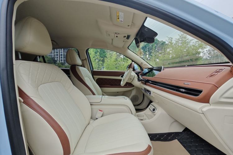 Used ORA Good Cat 2023 401 km Standard Range Luxury Version Lithium Iron Phosphate Interior 4