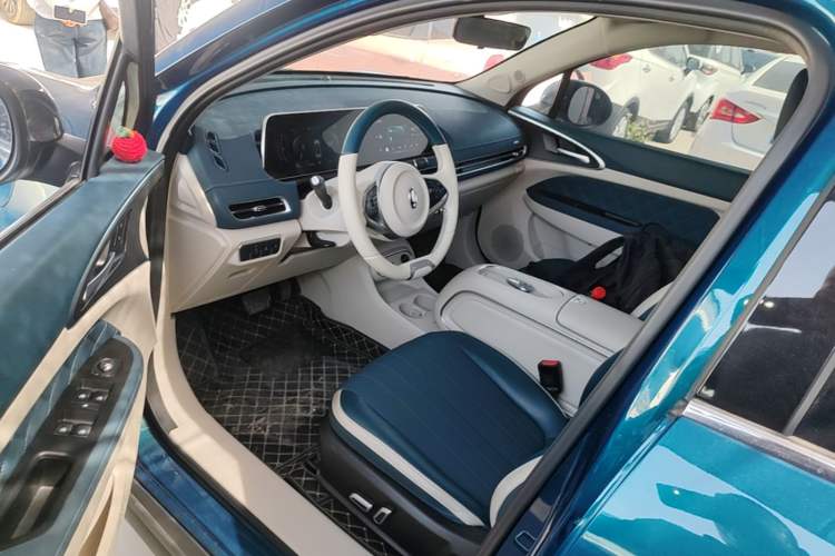 Used ORA Good Cat 2023 401 km Standard Range Luxury Version Lithium Iron Phosphate Left Front Seat