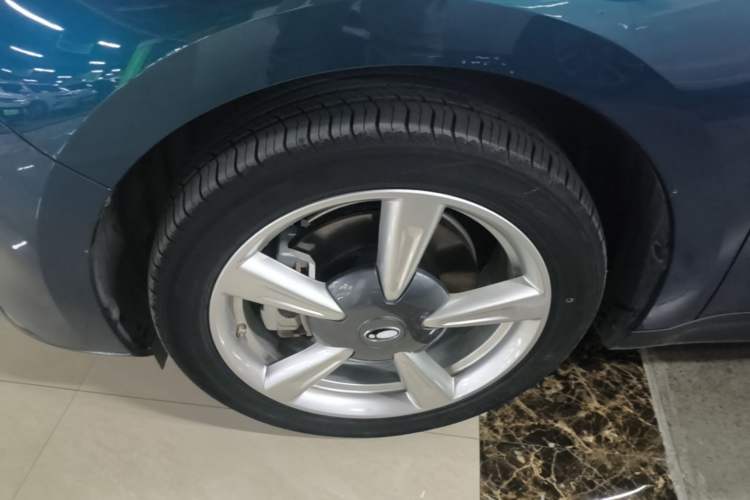 Used ORA Good Cat 2023 401 km Standard Range Luxury Version Lithium Iron Phosphate Left Front Wheel Hub