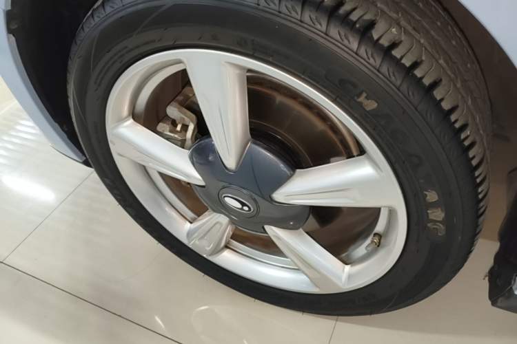 Used ORA Good Cat 2023 401 km Standard Range Luxury Version Lithium Iron Phosphate Left Front Wheel Hub