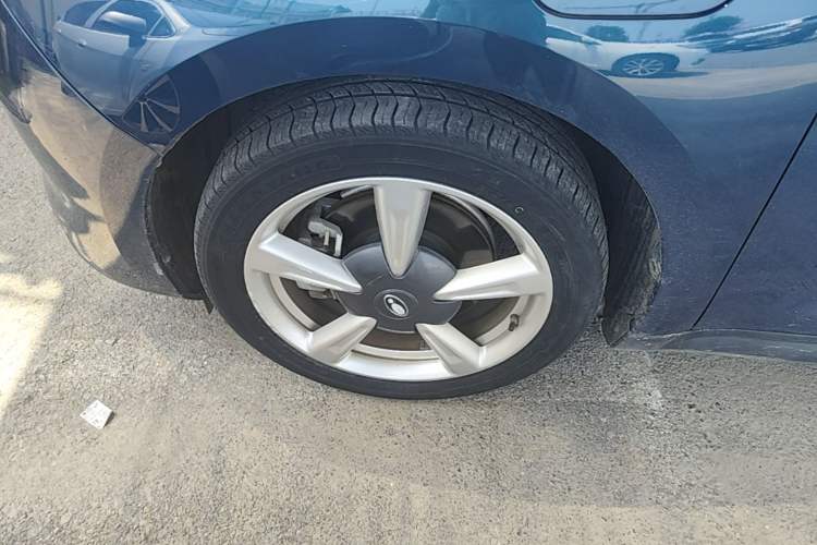Used ORA Good Cat 2023 401 km Standard Range Premium Version Lithium Iron Phosphate Left Front Wheel Hub