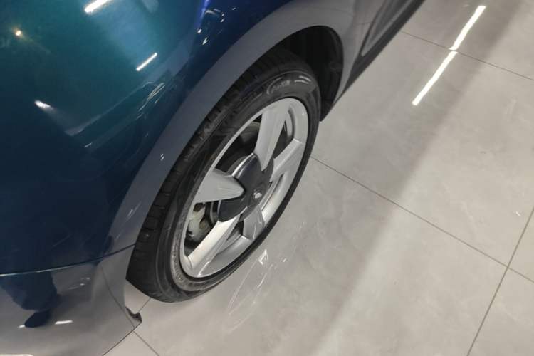 Used ORA Good Cat 2023 401 km Standard Range Comfort Version Lithium Iron Phosphate Left Front Wheel Hub