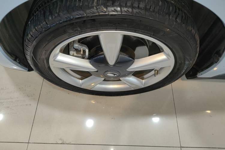 Used ORA Good Cat 2023 401 km Standard Range Prestige Version Lithium Iron Phosphate Left Front Wheel Hub