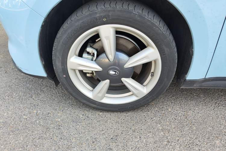Used ORA Good Cat 2023 401 km Standard Range Luxury Version Lithium Iron Phosphate Left Front Wheel Hub