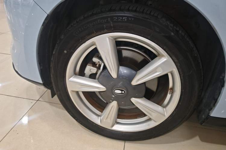 Used ORA Good Cat 2023 401 km Standard Range Luxury Version Lithium Iron Phosphate Left Front Wheel Hub