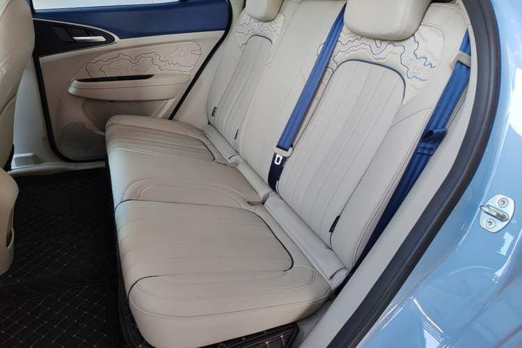 Used ORA Good Cat 2023 401 km Standard Range Luxury Version Lithium Iron Phosphate Left Rear Seat
