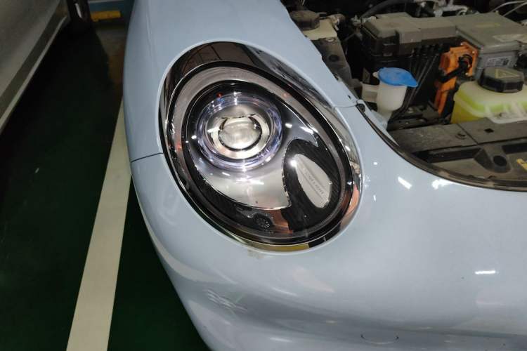Used ORA Good Cat 2023 401 km Standard Range Premium Version Lithium Iron Phosphate Right Front Headlight