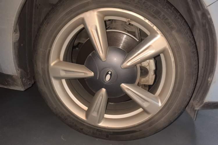 Used ORA Good Cat 2023 401 km Standard Range Luxury Version Lithium Iron Phosphate Right Front Wheel Hub