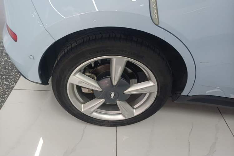 Used ORA Good Cat 2023 401 km Standard Range Premium Version Lithium Iron Phosphate Right Rear Wheel Hub