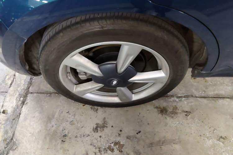 Used ORA Good Cat 2023 401 km Standard Range Premium Version Lithium Iron Phosphate Right Rear Wheel Hub