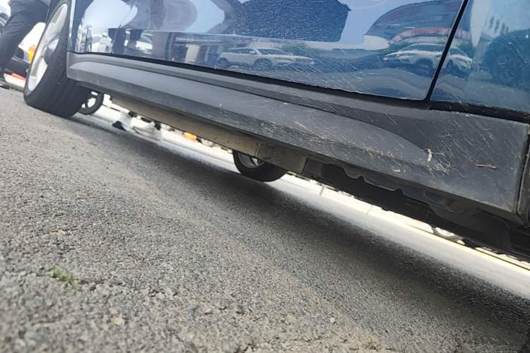 Used ORA Good Cat 2023 401 km Standard Range Premium Version Lithium Iron Phosphate Right Side Sill