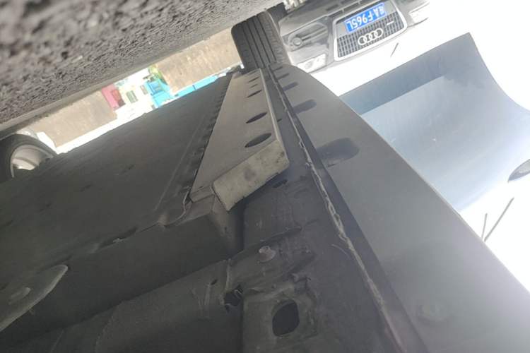 Used ORA Good Cat 2023 401 km Standard Range Luxury Version Lithium Iron Phosphate Right Side Sill
