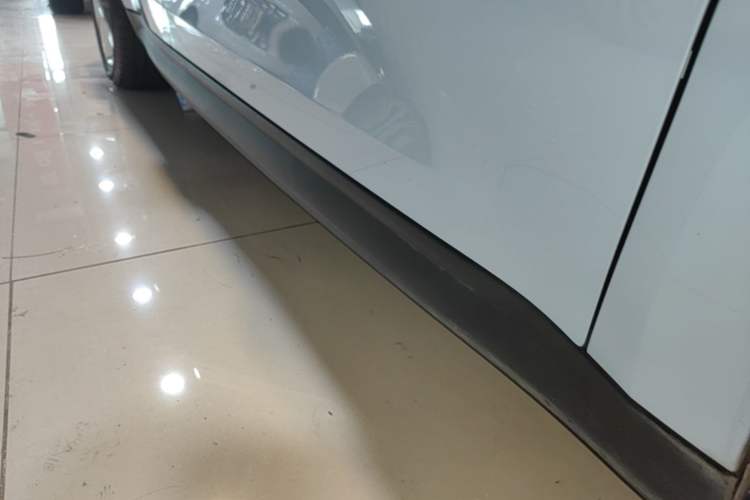 Used ORA Good Cat 2023 401 km Standard Range Prestige Version Lithium Iron Phosphate Right Side Sill