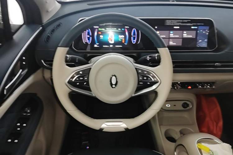 Used ORA Good Cat 2023 401 km Standard Range Luxury Version Lithium Iron Phosphate Steering Wheel