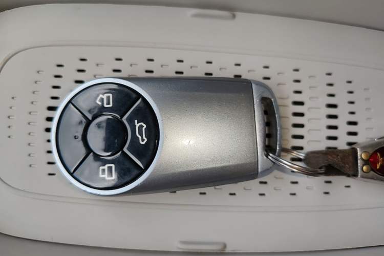 Used ORA Good Cat 2023 401 km Standard Range Luxury Version Lithium Iron Phosphate Vehicle Key