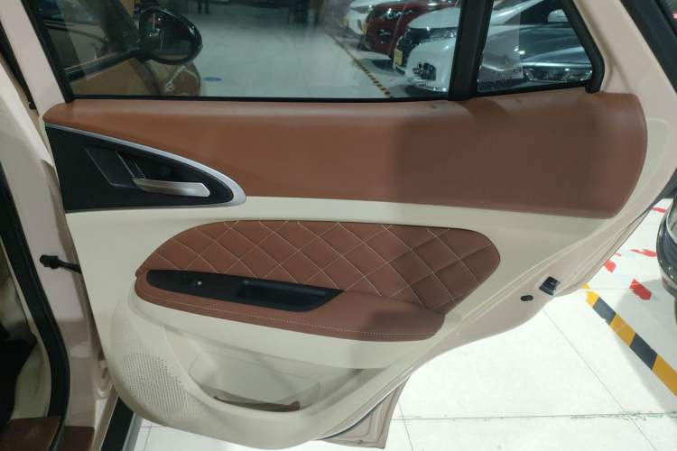 Used ORA Good Cat 2023 401 km Standard Range Prestige Version Lithium Iron Phosphate Interior 6
