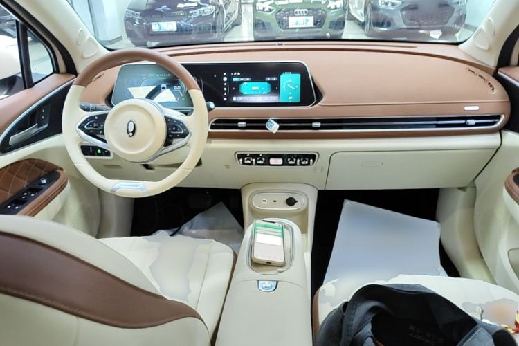 Used ORA Good Cat 2023 401 km Standard Range Luxury Version Lithium Iron Phosphate Center Console