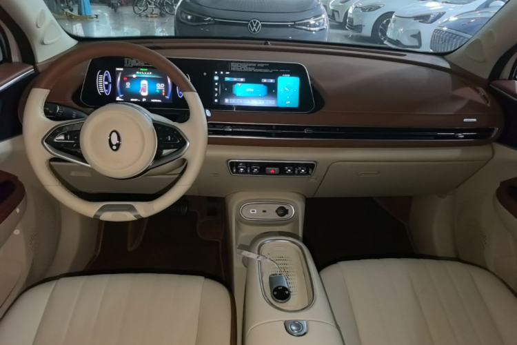 Used ORA Good Cat 2023 401 km Standard Range Luxury Version Lithium Iron Phosphate Center Console