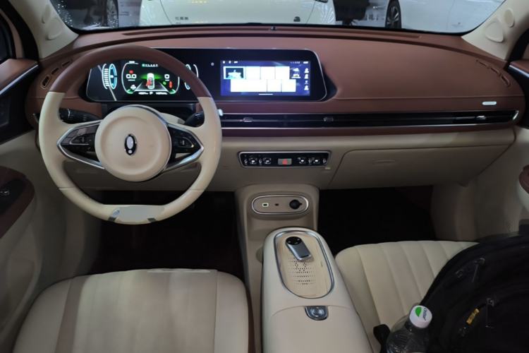 Used ORA Good Cat 2023 401 km Standard Range Luxury Version Lithium Iron Phosphate Center Console