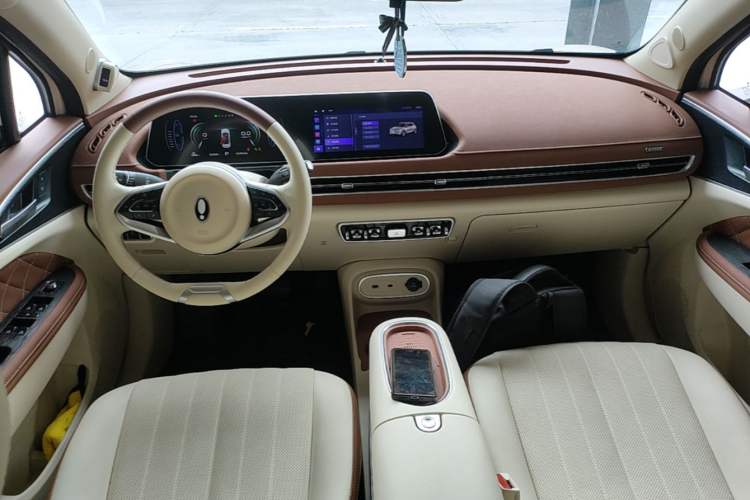 Used ORA Good Cat 2023 401 km Standard Range Premium Version Lithium Iron Phosphate Center Console
