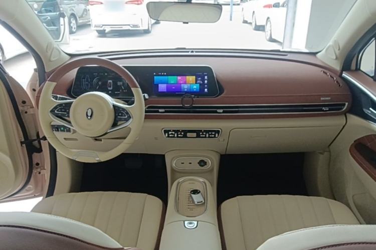 Used ORA Good Cat 2023 401 km Standard Range Luxury Version Lithium Iron Phosphate Center Console