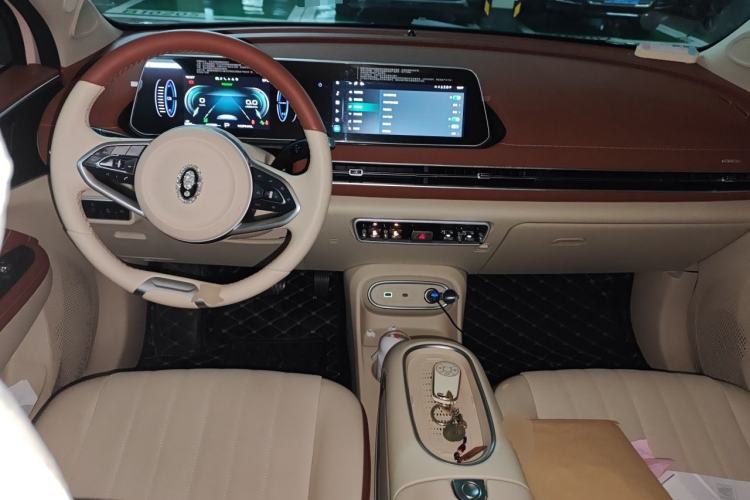 Used ORA Good Cat 2023 401 km Standard Range Luxury Version Lithium Iron Phosphate Center Console