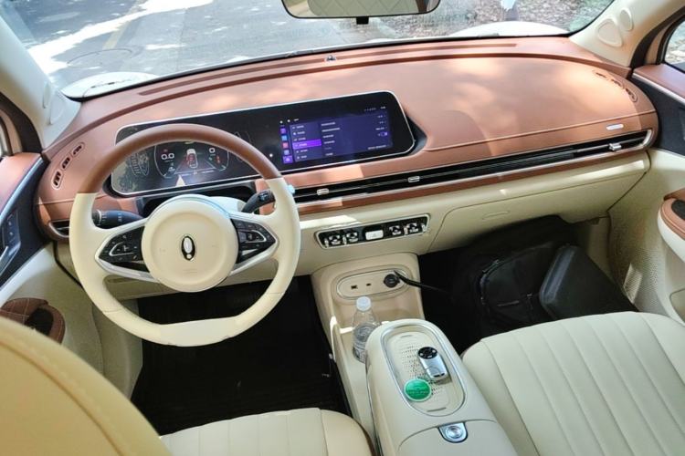Used ORA Good Cat 2023 401 km Standard Range Luxury Version Lithium Iron Phosphate Center Console