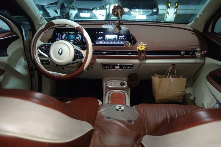 Used ORA Good Cat 2023 401 km Standard Range Luxury Version Lithium Iron Phosphate Center Console