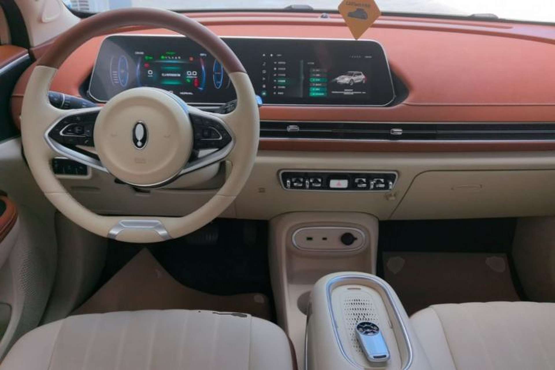 Used ORA Good Cat 2023 401 km Standard Range Luxury Version Lithium Iron Phosphate Center Console