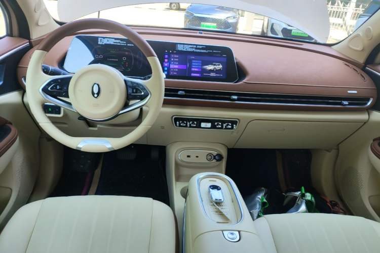 Used ORA Good Cat 2023 401 km Standard Range Luxury Version Lithium Iron Phosphate Center Console