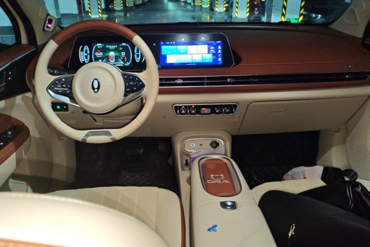 Used ORA Good Cat 2023 401 km Standard Range Luxury Version Lithium Iron Phosphate Center Console