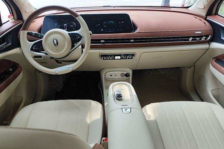 Used ORA Good Cat 2023 401 km Standard Range Luxury Version Lithium Iron Phosphate Center Console