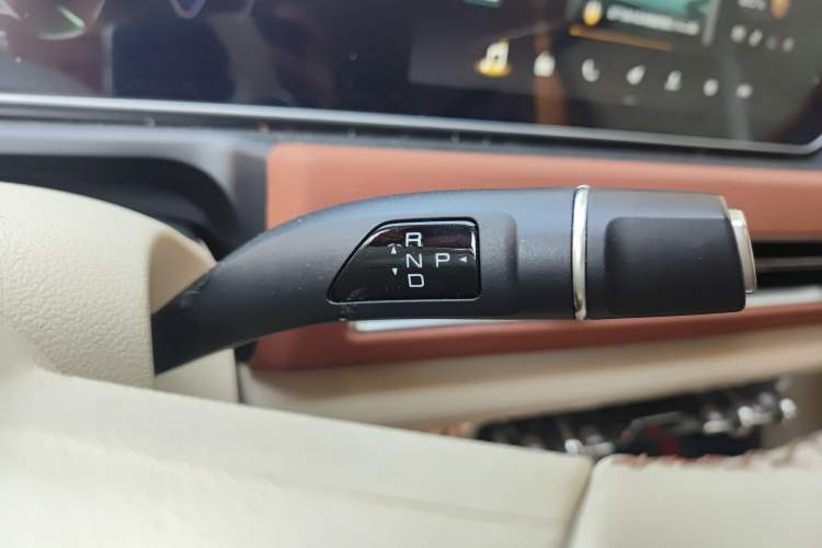Used ORA Good Cat 2023 401 km Standard Range Luxury Version Lithium Iron Phosphate Gear Lever