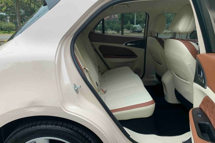 Used ORA Good Cat 2023 401 km Standard Range Luxury Version Lithium Iron Phosphate Interior 10